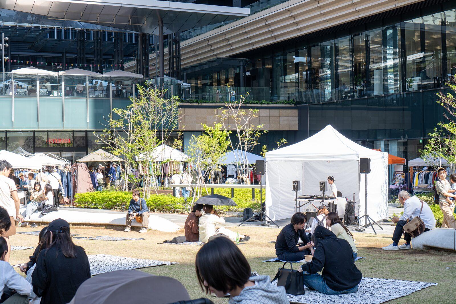芝生でくつろぐ来場者