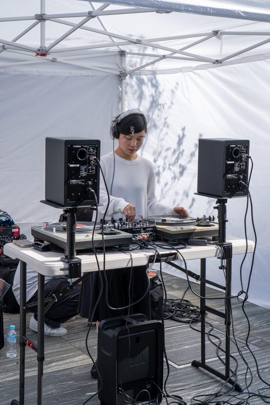 会場に音楽を添えるDJブース
