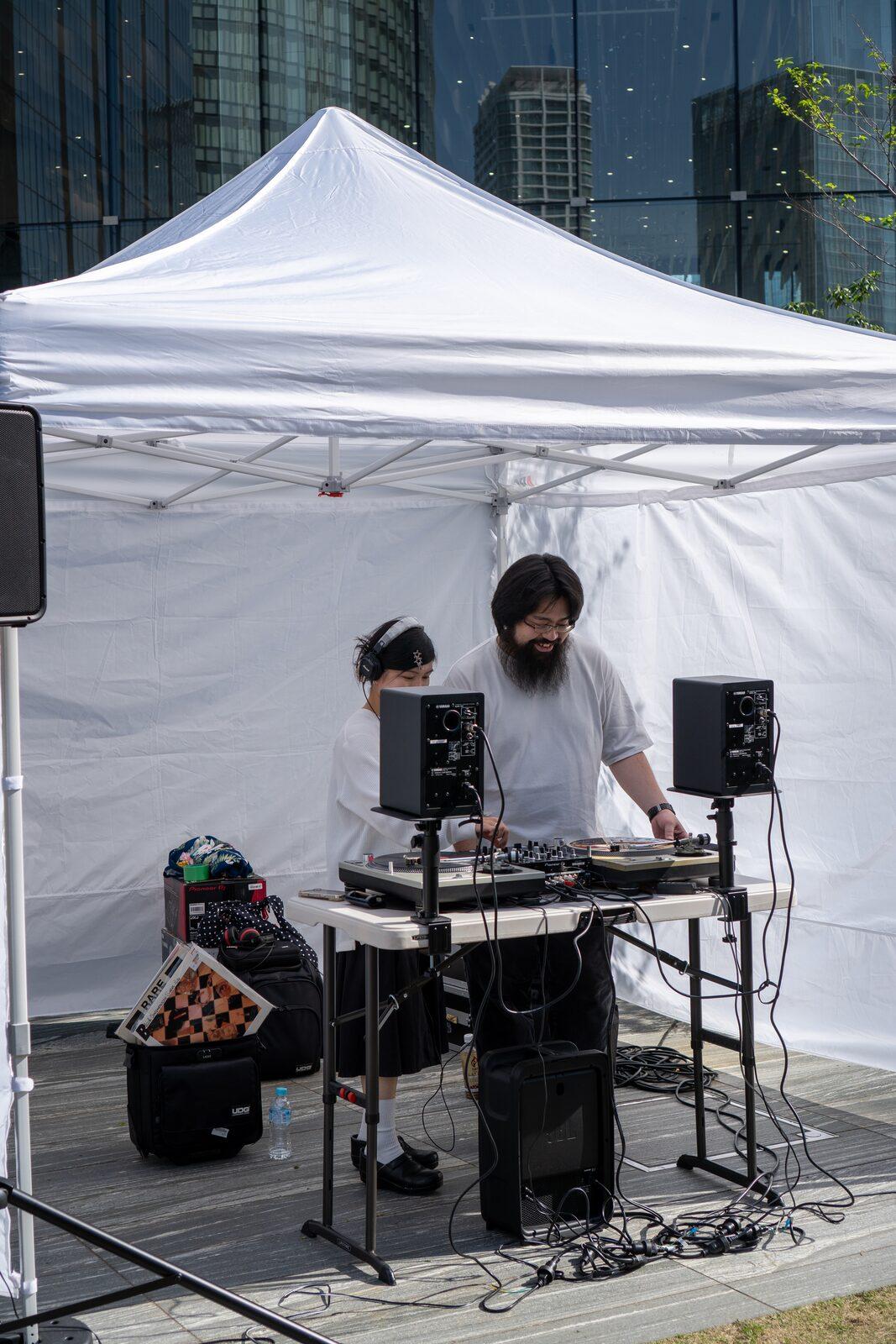 会場に音楽を添えるDJブース