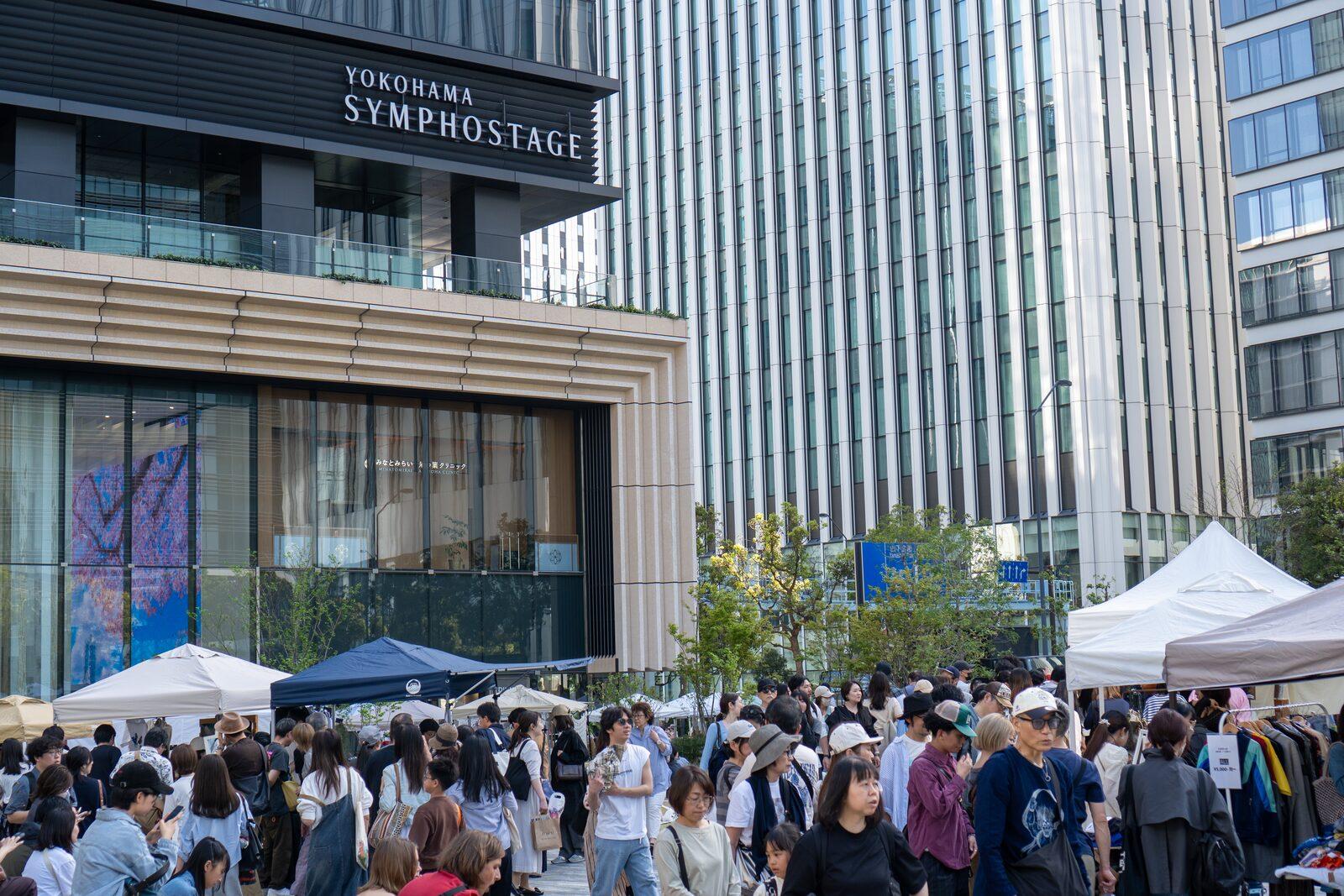 横浜シンフォステージ前の賑わい