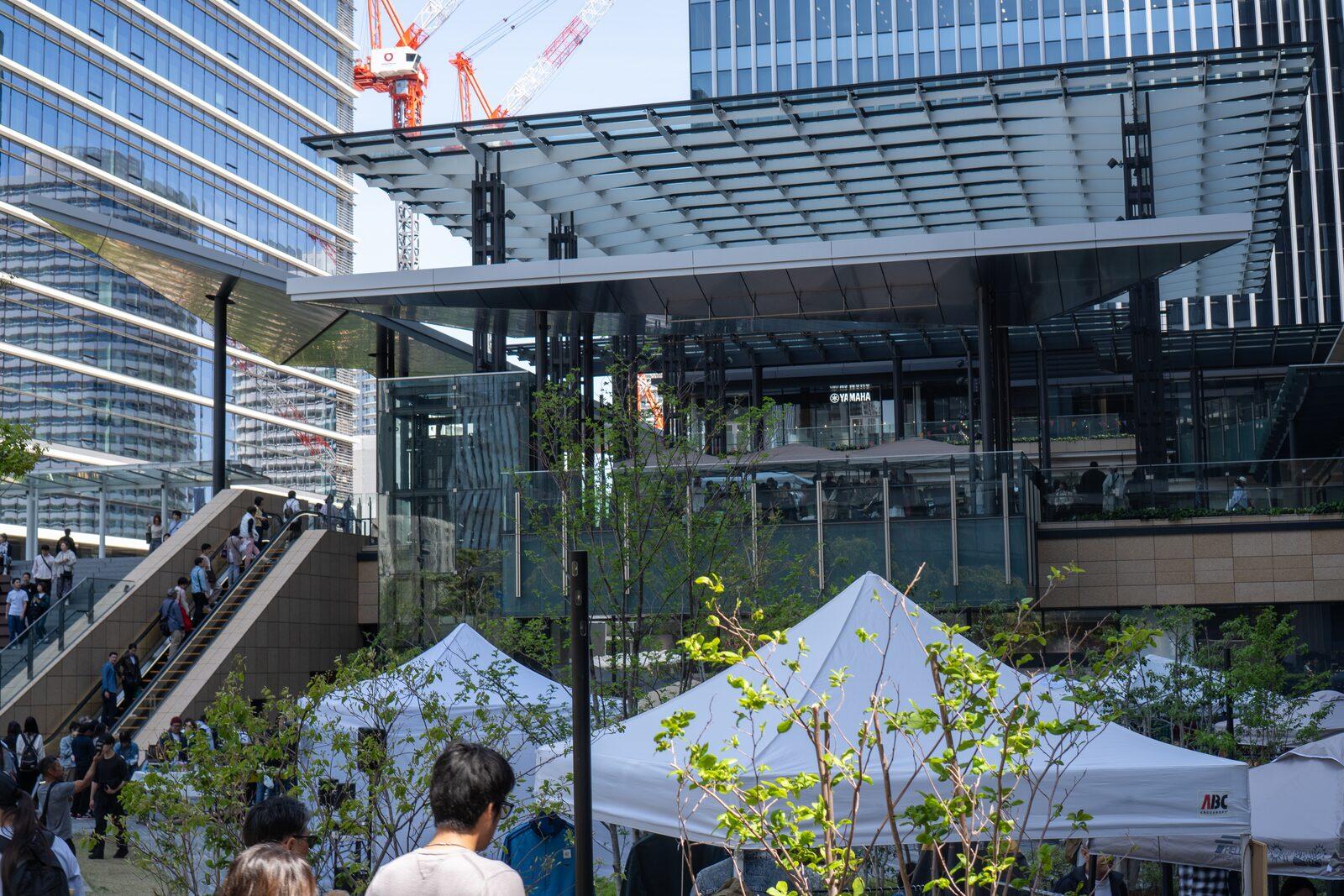 会場に並ぶテントと来場者
