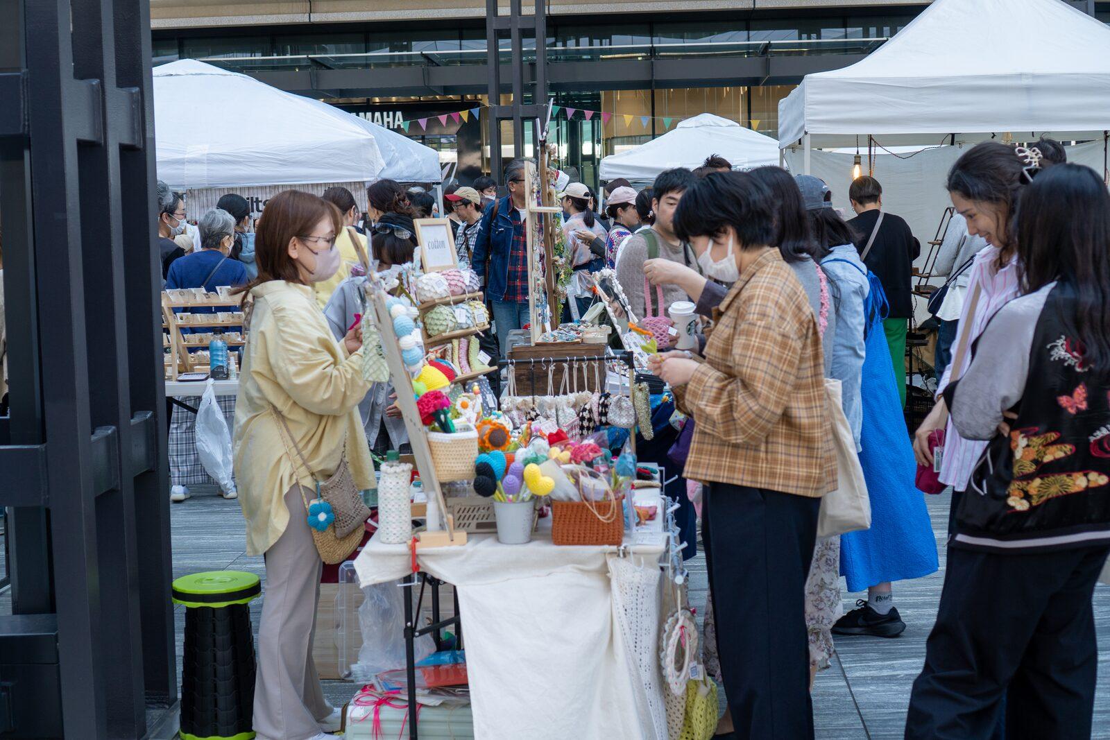 ブースで器・雑貨を選ぶ来場者