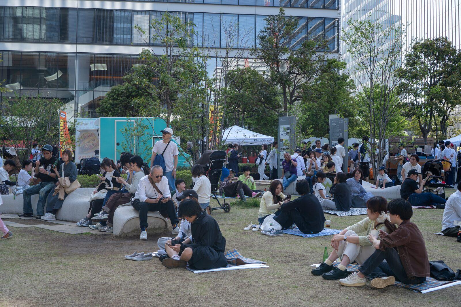芝生でくつろぐ来場者