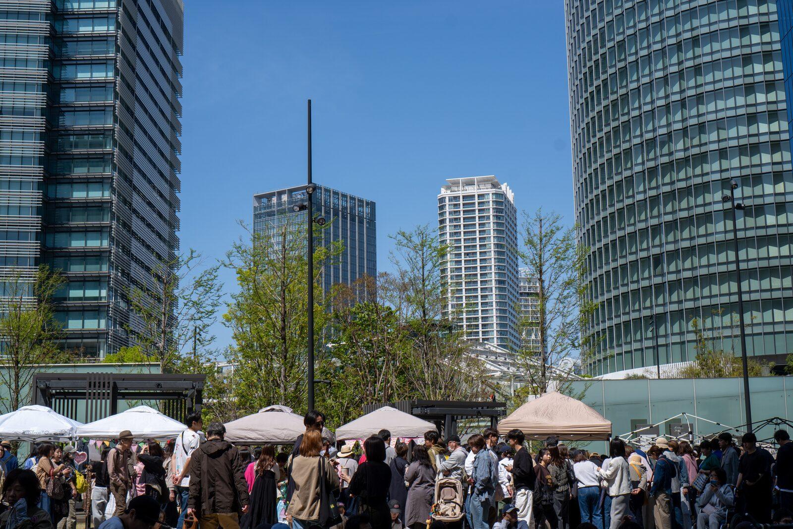 テントの並ぶ会場と高層ビル